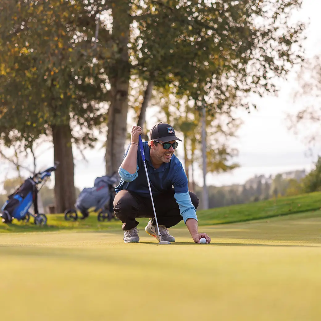 Un golfeur prépare son coup roulé au Club de golf de Rivière-du-Loup.