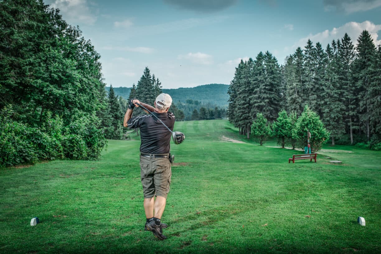 Un golfeur au départ du parcours boisé de La Tuque.