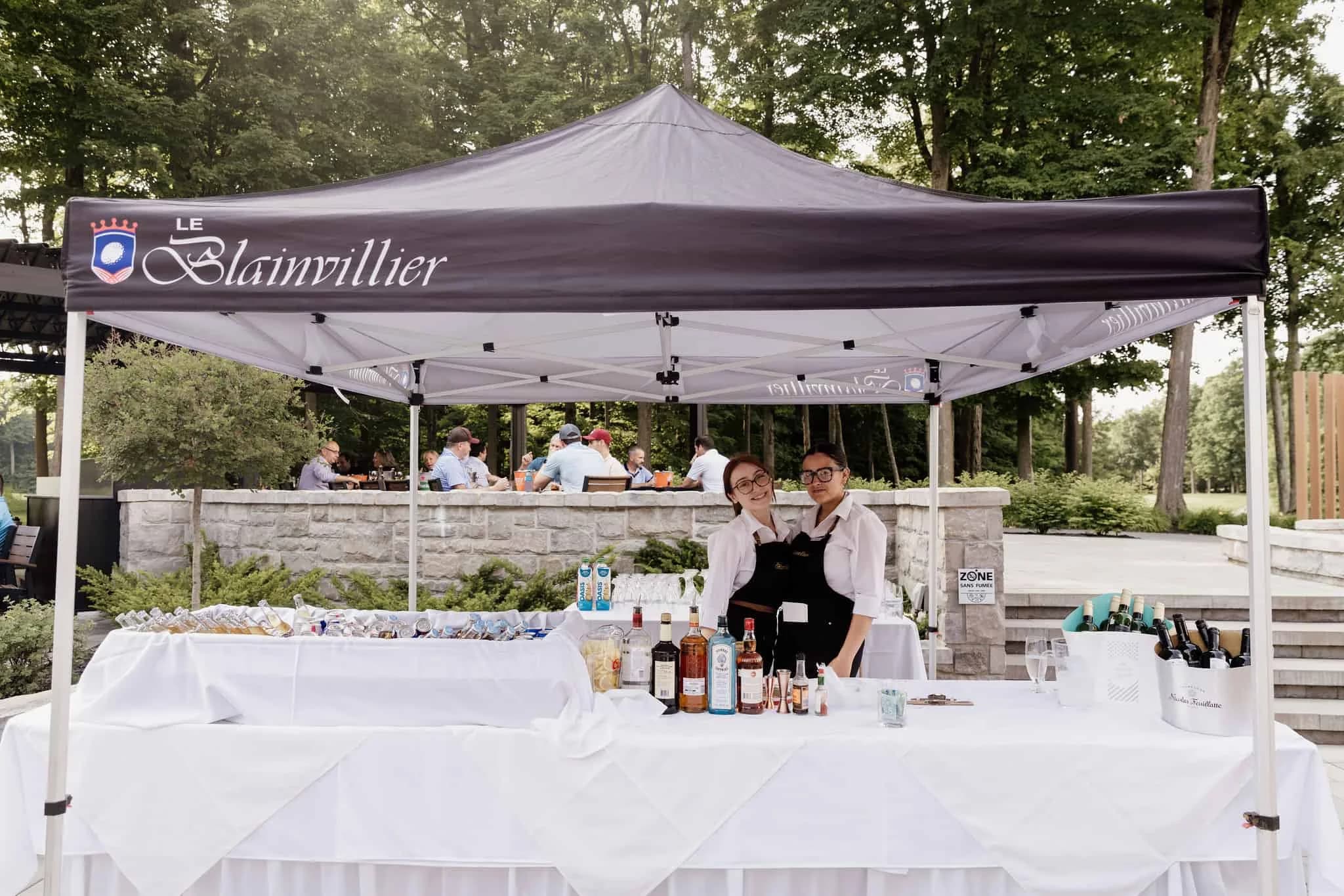 Des golfeurs réunis au Blainvillier après la ronde.
