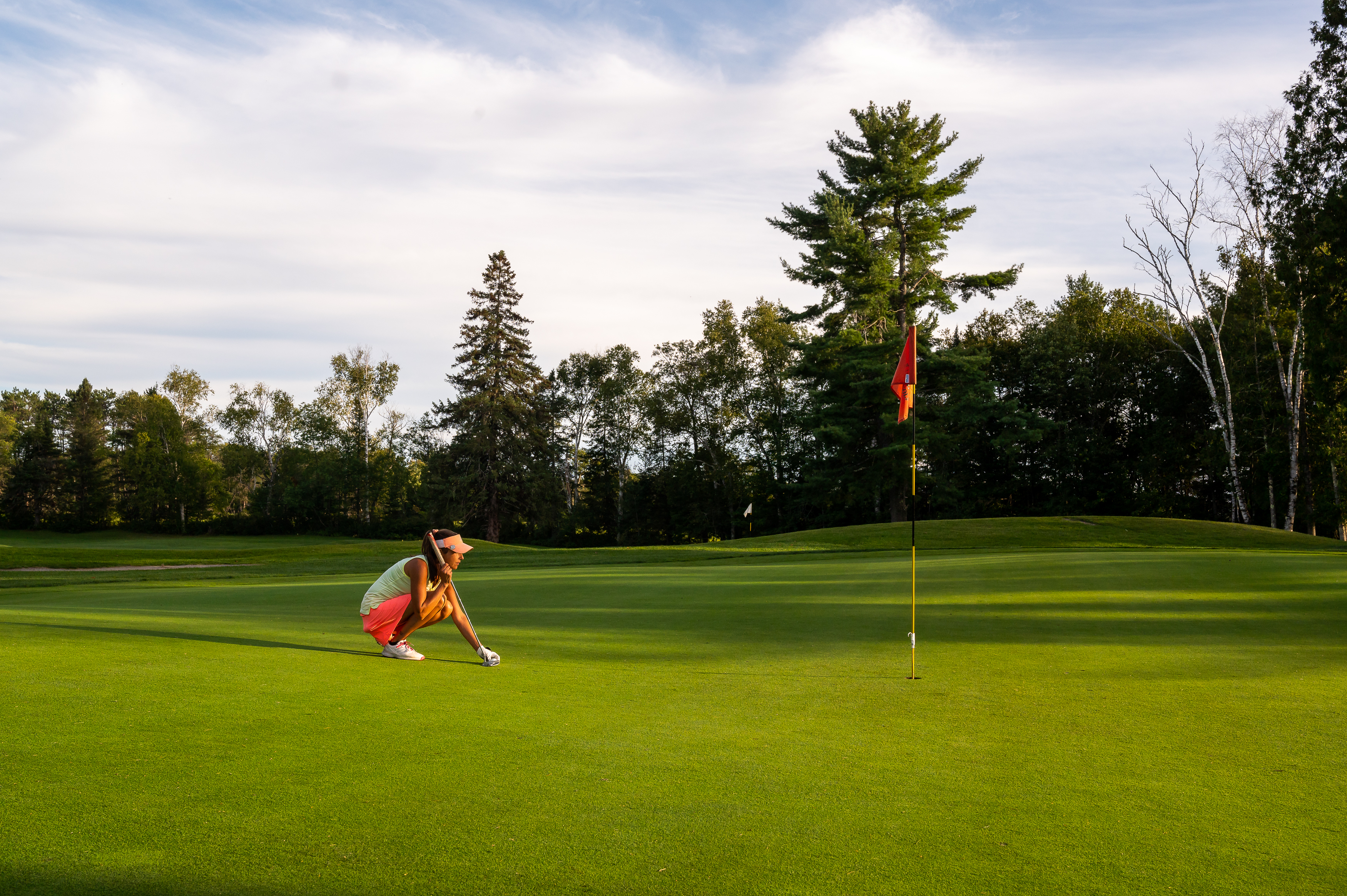 Un golfeur prépare son coup roulé au Golf Arundel.