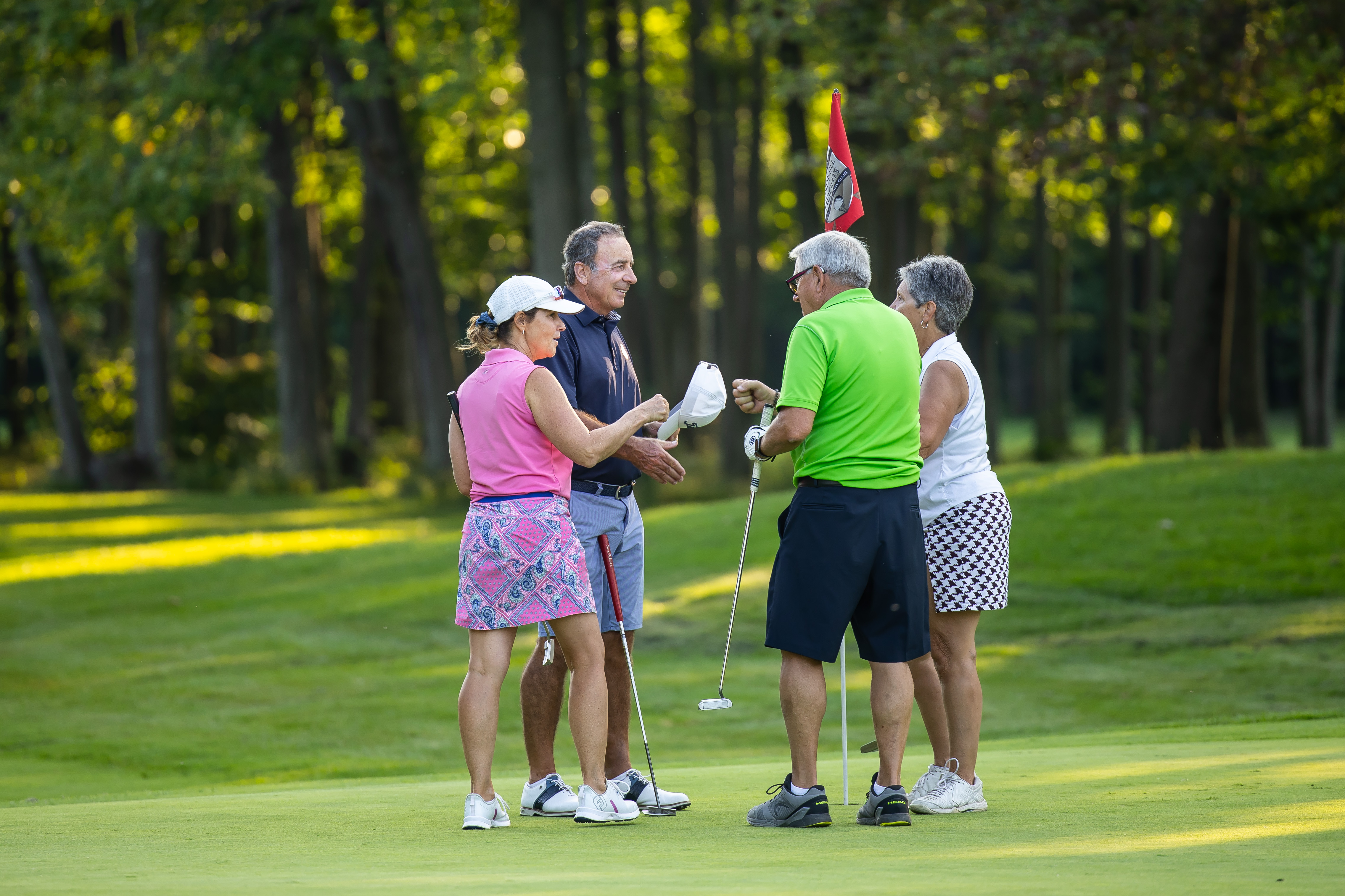 Des golfeurs réunis sur le parcours après leur ronde.