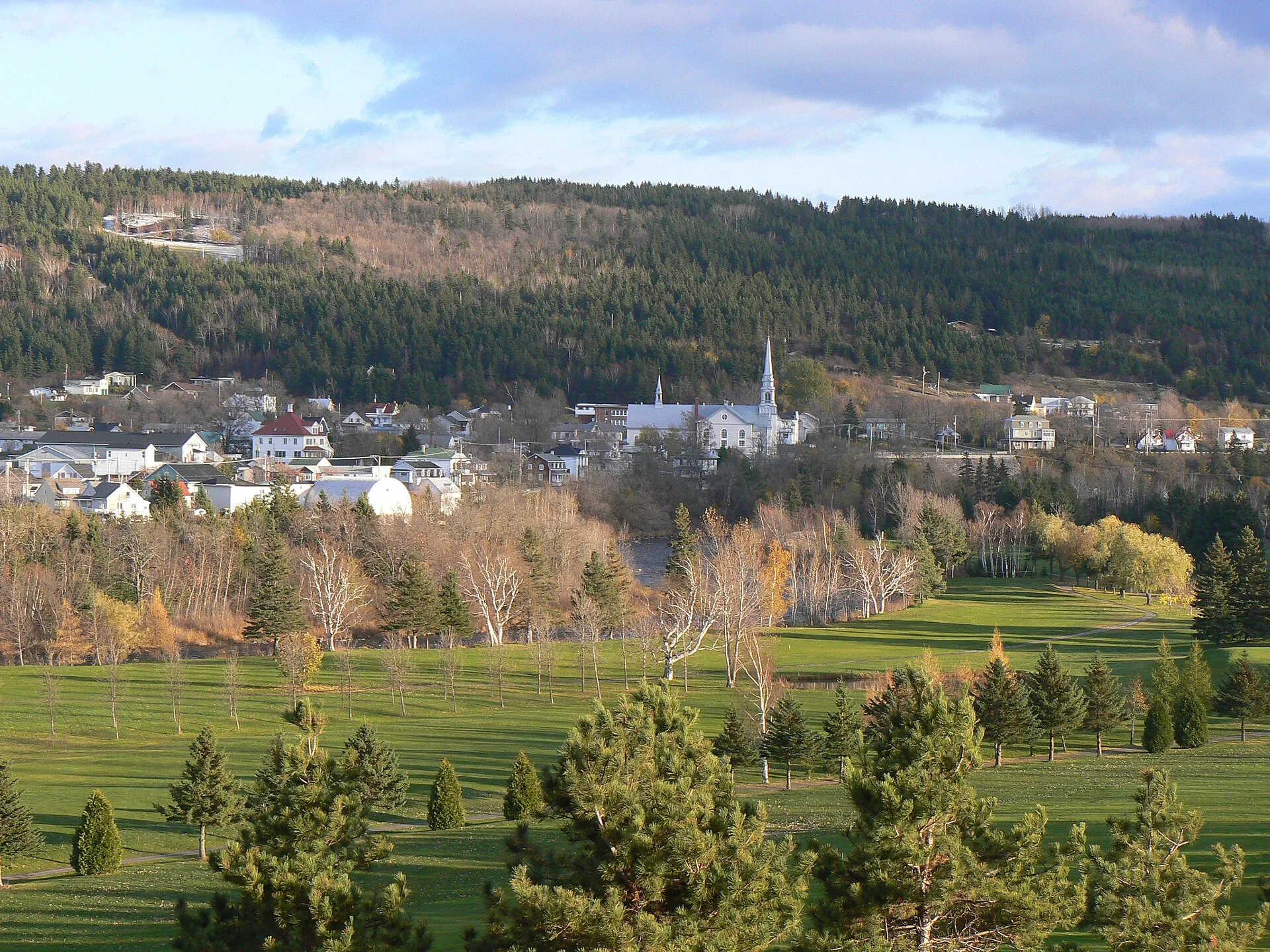 Le parcours de Saint-Pacôme au pied du village, avec son église en arrière-plan.