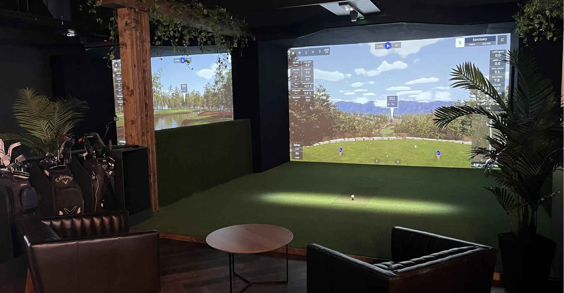 Deux baies de Saison Golf sous les plantes suspendues, fauteuils de cuir et sacs prêts à jouer.